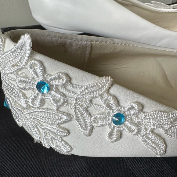 White leather bridal shoes with floral appliqué - Picture 2 of 12